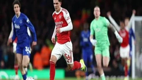 上海海港中超九连胜，力克武汉三镇不败金身再续